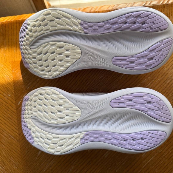 ASICS Gel-Nimbus 26 Lilac/White Athletic Shoes, women-8, good condition! - Picture 5 of 6